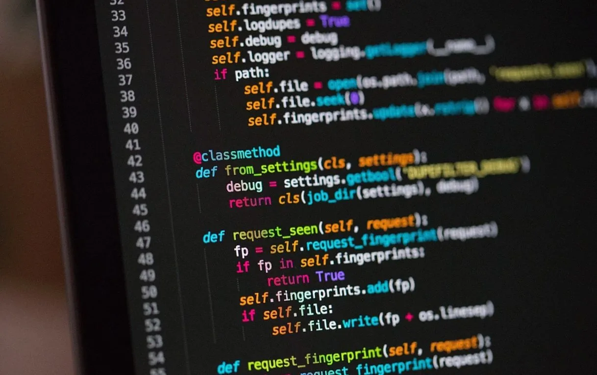 ノートパソコンの画面に表示されたプログラムコードのクローズアップ